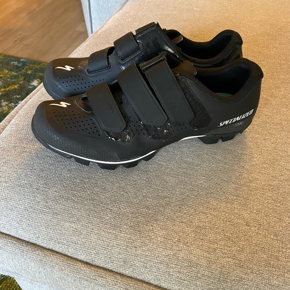 Specialized Riat women’s mountain bike shoes.  Excellent condition. SZ9.